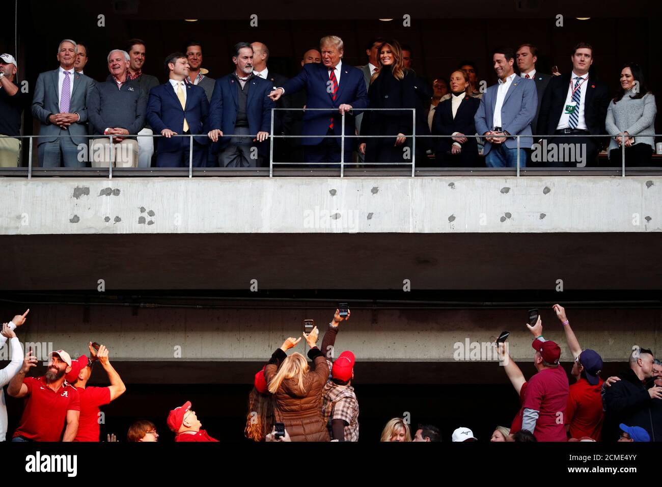 Le président américain Donald Trump et la première dame Melania Trump réagissent à la foule pendant la N.C.A.A. Match de football de la Division I entre l'Université d'État de Louisiane et l'Université d'Alabama au stade Bryant-Denny à Tuscaloosa, Alabama, États-Unis, le 9 novembre 2019. REUTERS/Tom Brenner Banque D'Images