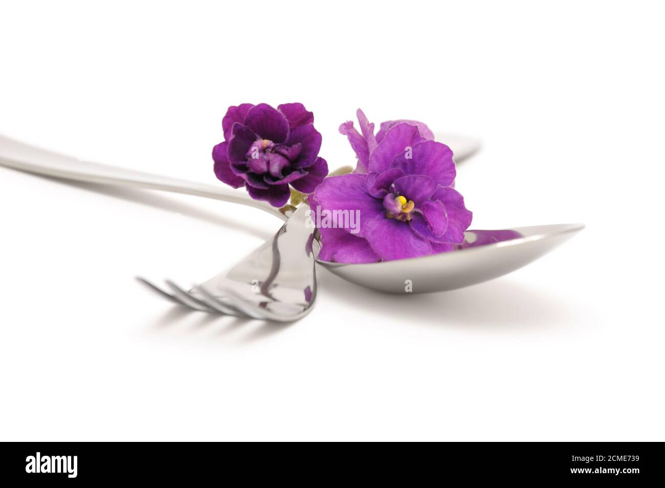 Cuillère et fourchette avec violettes Banque D'Images