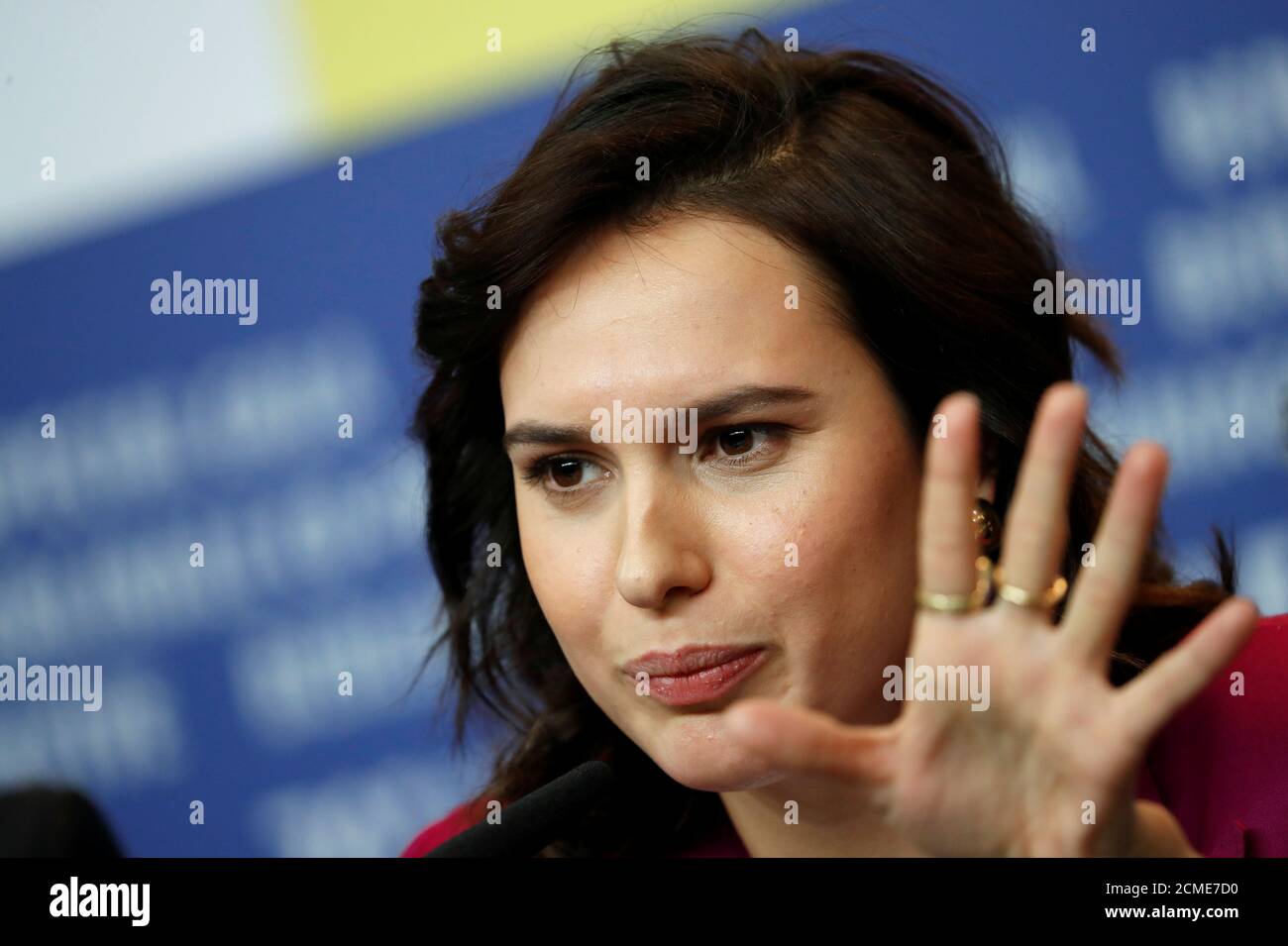 Acteur Ileana d'Ambra gestes lors d'une conférence de presse, faisant la  promotion du film "Bad Tales" lors du 70e Festival International du film de  Berlinale à Berlin, Allemagne le 25 février 2020.