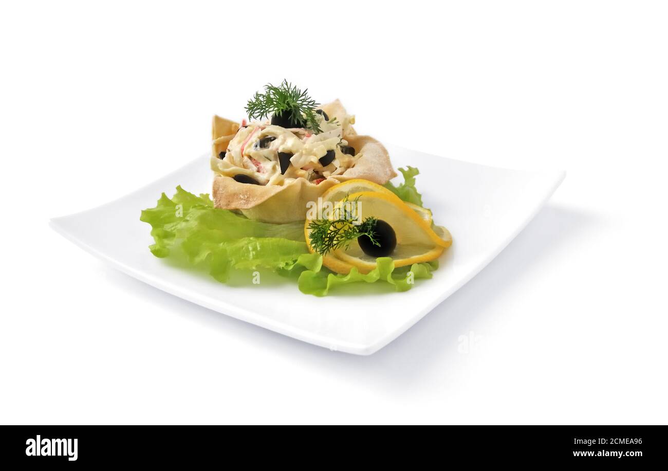 Salade avec chair de crabe dans un panier Banque D'Images