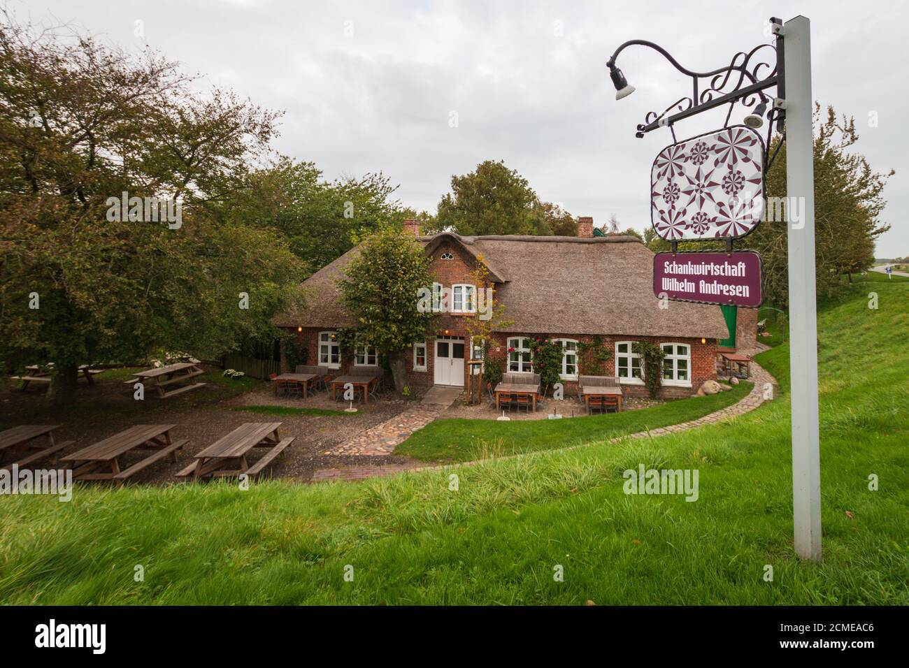 Tönning, Allemagne – 5 octobre 2018 : beau vieux restaurant « Schankwirtschaft Wilhelm Andresen » avec toit de chaume typique dans le nord de l'Allemagne contre Banque D'Images