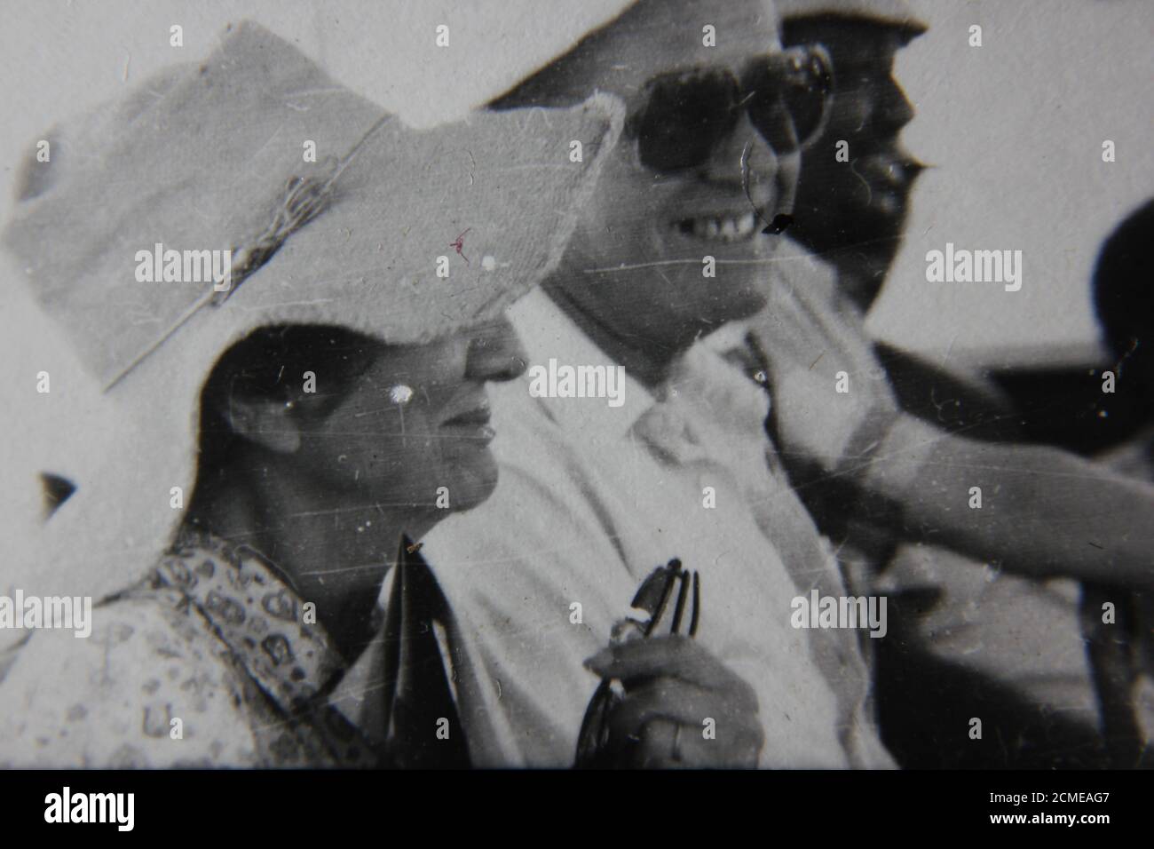 Belle photo en noir et blanc vintage des années 70 d'un groupe de touristes  heureux portant des chapeaux Photo Stock - Alamy