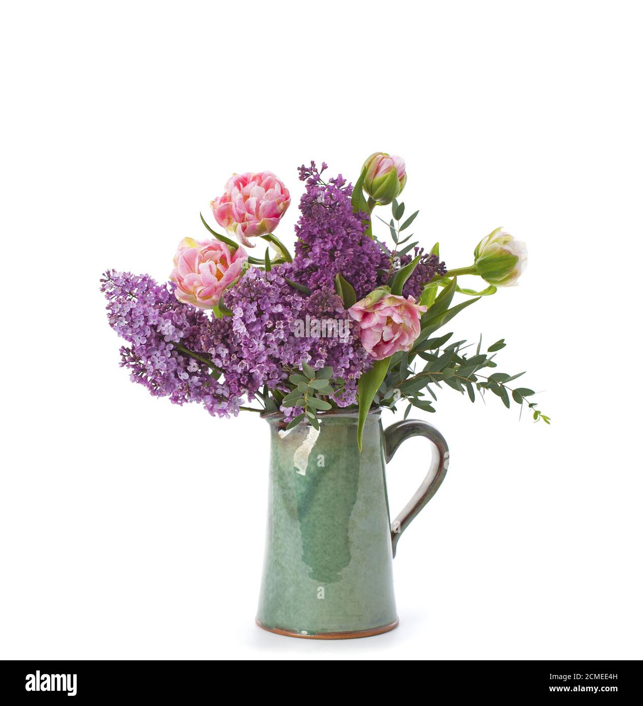 Bouquet de fleurs de tulipes et de lilas dans un pot en céramique. Banque D'Images