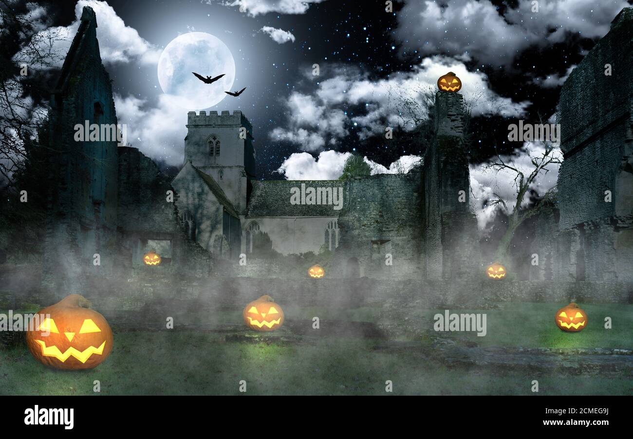 De nombreuses citrouilles d'Halloween s'illuminent devant un vieux château en ruines Banque D'Images