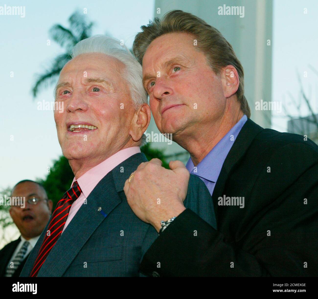 Film Avec Kirk Douglas Et Michael Douglas L'acteur Kirk Douglas (L) pose avec son fils, l'acteur Michael Douglas,  alors qu'ils arrivent pour la première de leur nouveau film « IT Runs in  the Family » à Los Angeles le