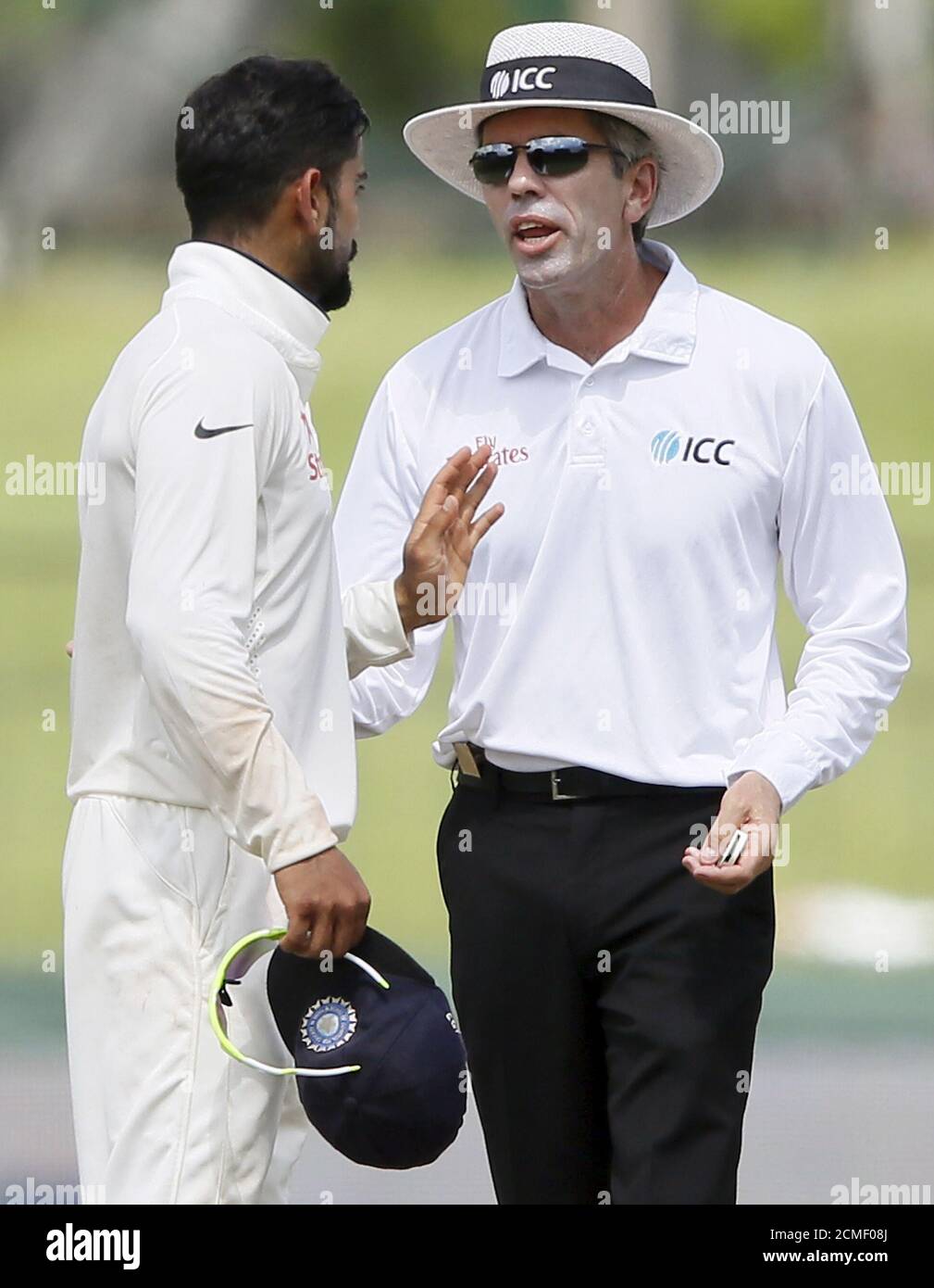 Le capitaine indien Vilat Kohli (L) s'entretient avec l'arbitre Nigel Llong au cours de la dernière journée de leur troisième et dernier match de cricket d'essai contre le Sri Lanka à Colombo, le 1er septembre 2015. REUTERS/Dinuka Liyanawatte Banque D'Images