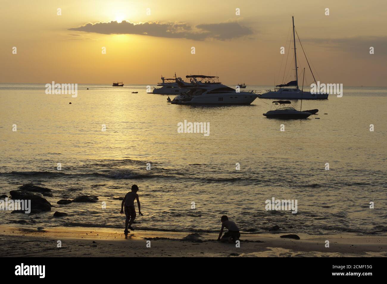 Silhouette de bateaux à voile à l'horizon contre de beaux célèbres coucher de soleil sur blanc tropical exotique Banque D'Images