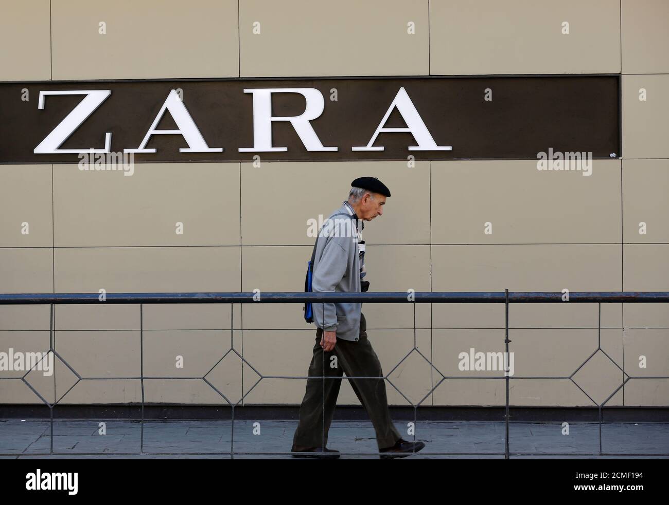 Un homme passe devant un logo Zara dans la capitale andalouse de Séville,  sud de l'Espagne le 3 mars 2016. REUTERS/Marcelo del Pozo Photo Stock -  Alamy