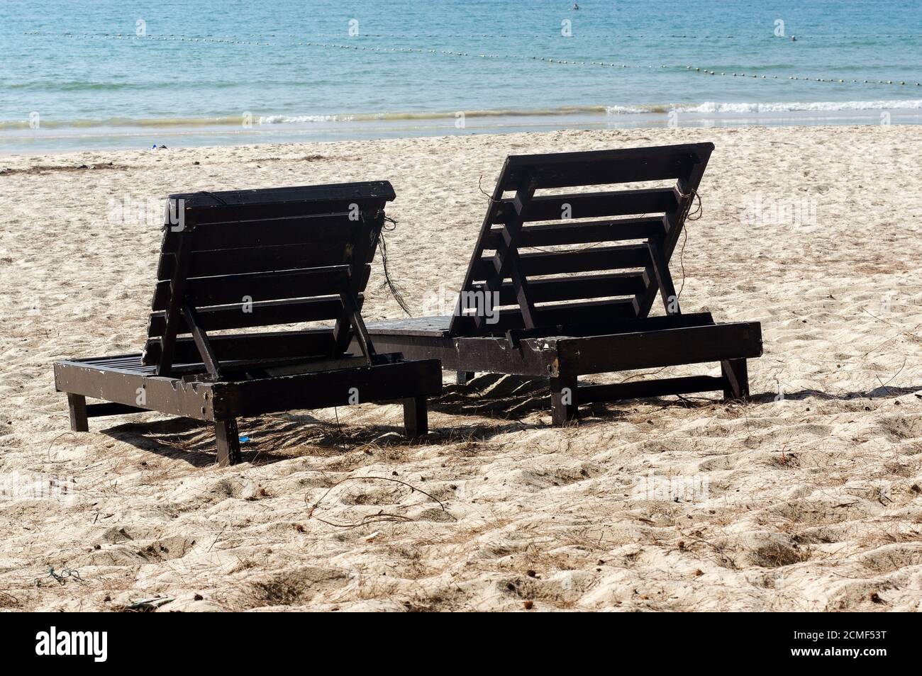 deux chaises de plage en bois sur une belle île en sable blanc plage Banque D'Images
