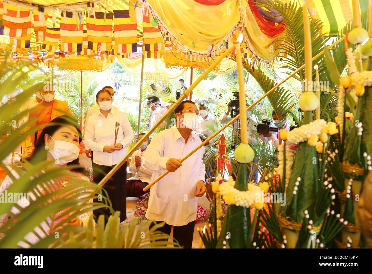 (200917) -- PHNOM PENH, le 17 septembre 2020 (Xinhua) -- le Premier ministre cambodgien Samdech Techo Hun Sen et sa femme Bun Rany éclaient les bougies tout en assistant au festival traditionnel de Pchum Ben, à la pagode de Vaing Chas dans la province de Kampong Speu, au Cambodge, le 17 septembre 2020. Les bouddhistes du Cambodge ont commencé mercredi à célébrer le festival traditionnel de Pchum Ben, ou jour des ancêtres, après que la situation de COVID-19 dans le royaume a été maîtrée. (Photo de Li lay/Xinhua) Banque D'Images