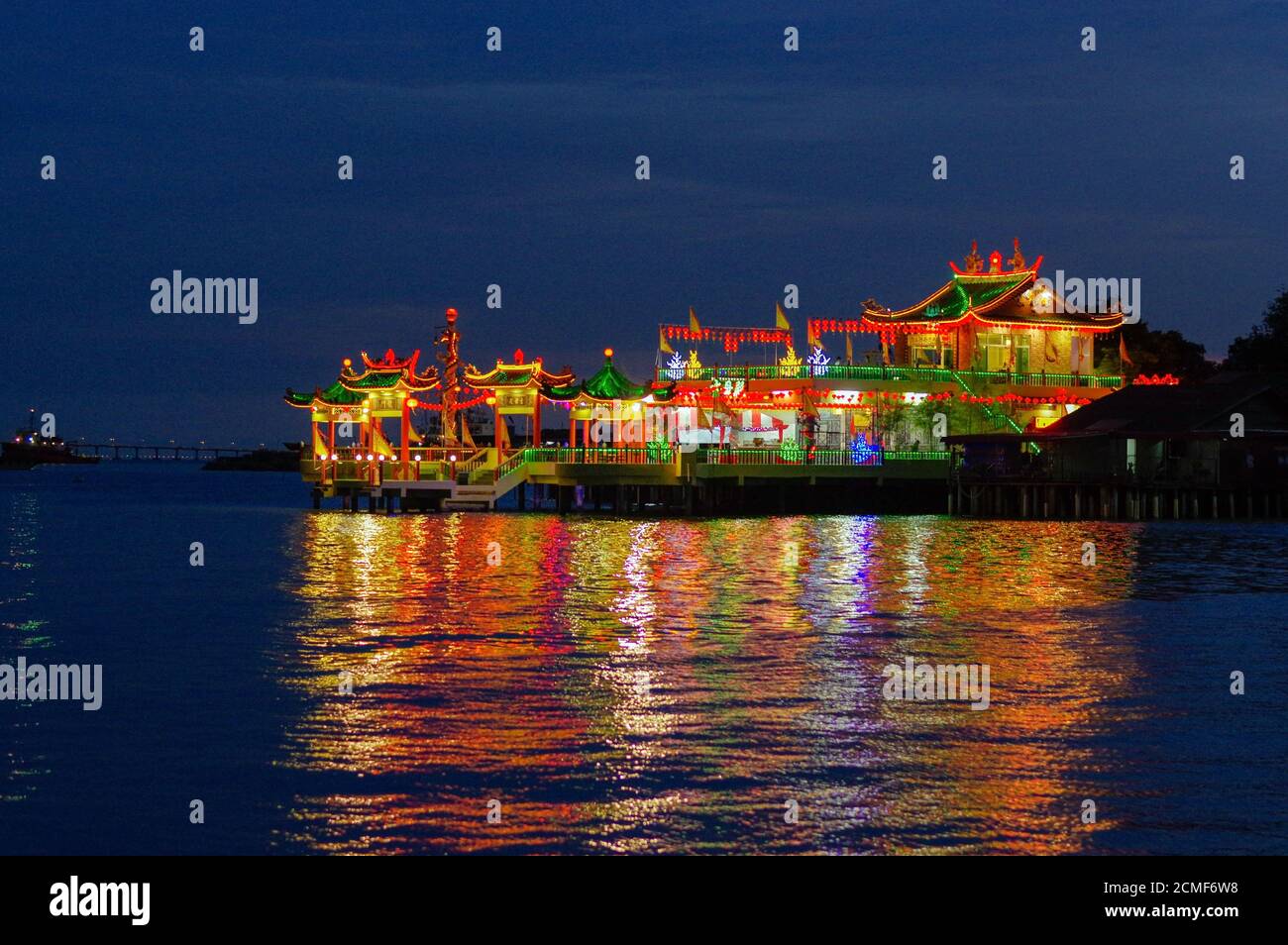 GEORGETOWN, MALAISIE - 29 MAI : vue rapprochée du temple bouddhiste chinois Hean Boo Thean Kuanyin dans les jetées de Clan la nuit. Construit Banque D'Images