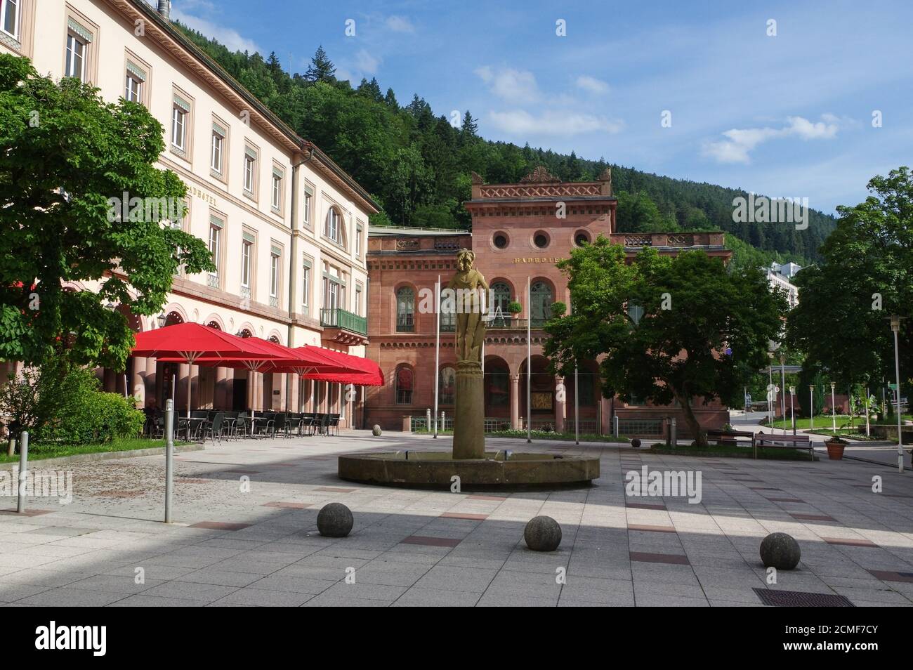 BAD WILDBAD, ALLEMAGNE - 28 JUIN 2015: Place Kurplatz, Palais Thermal ancien Badhotel, Bade-Wurtemberg, Schwarzwald, Noir FO Banque D'Images