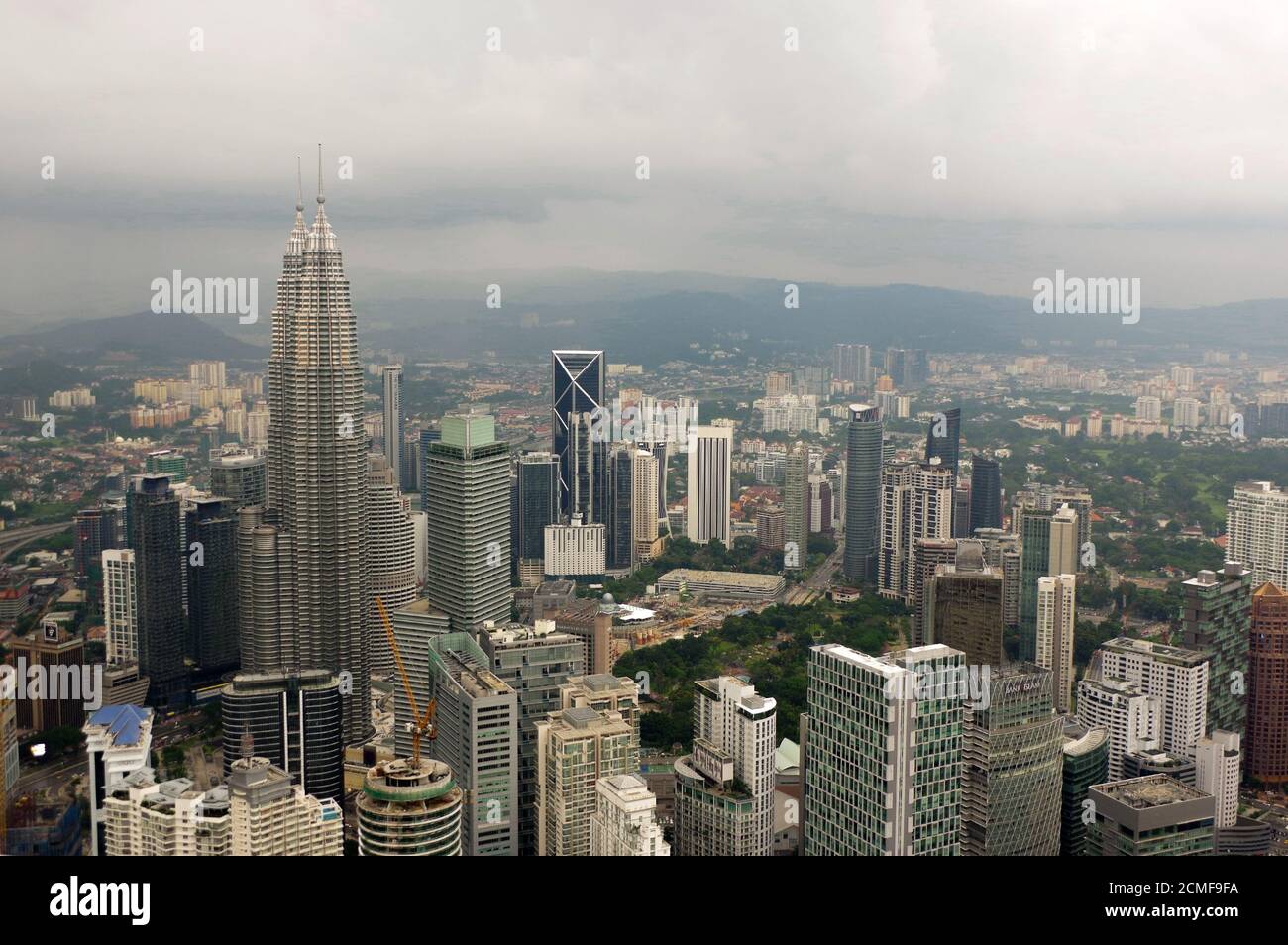 Kuala Lumpur, Malaisie - novembre 17. 2016: Paysage dramatique de la ville de KualaLumpur au coucher du soleil. Vue de la KL-Tour Menara . Banque D'Images