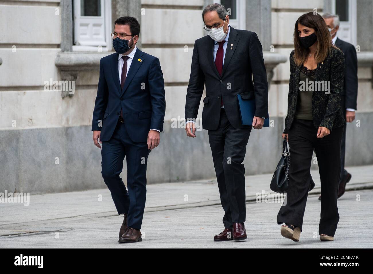 Madrid, Espagne. 17 septembre 2020. Le président régional catalan Quim Torra (C) arrive à la Cour suprême pour assister à une audition de son appel de la peine de désobéissance d'un tribunal qui l'a vu se disqualifier de tenir des fonctions publiques pendant 18 mois. Quim Torra pourrait être congédié si son appel est rejeté. Credit: Marcos del Mazo/Alay Live News Banque D'Images