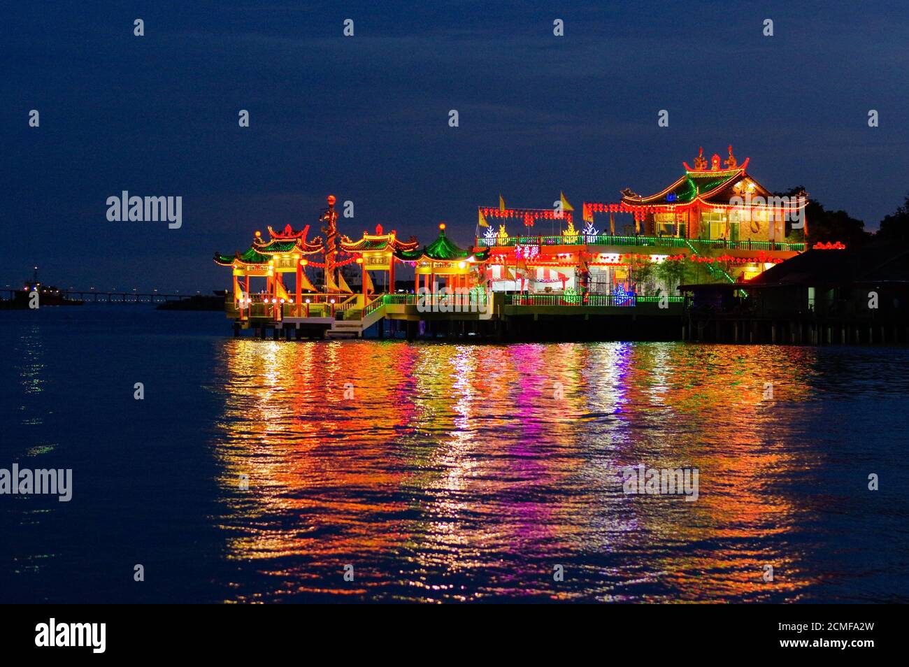 GEORGETOWN, MALAISIE - NOVEMBRE 18,2016 : vue nocturne du temple bouddhiste chinois Hean Boo Thean Kuanyin à Clan Jetties la nuit. B Banque D'Images