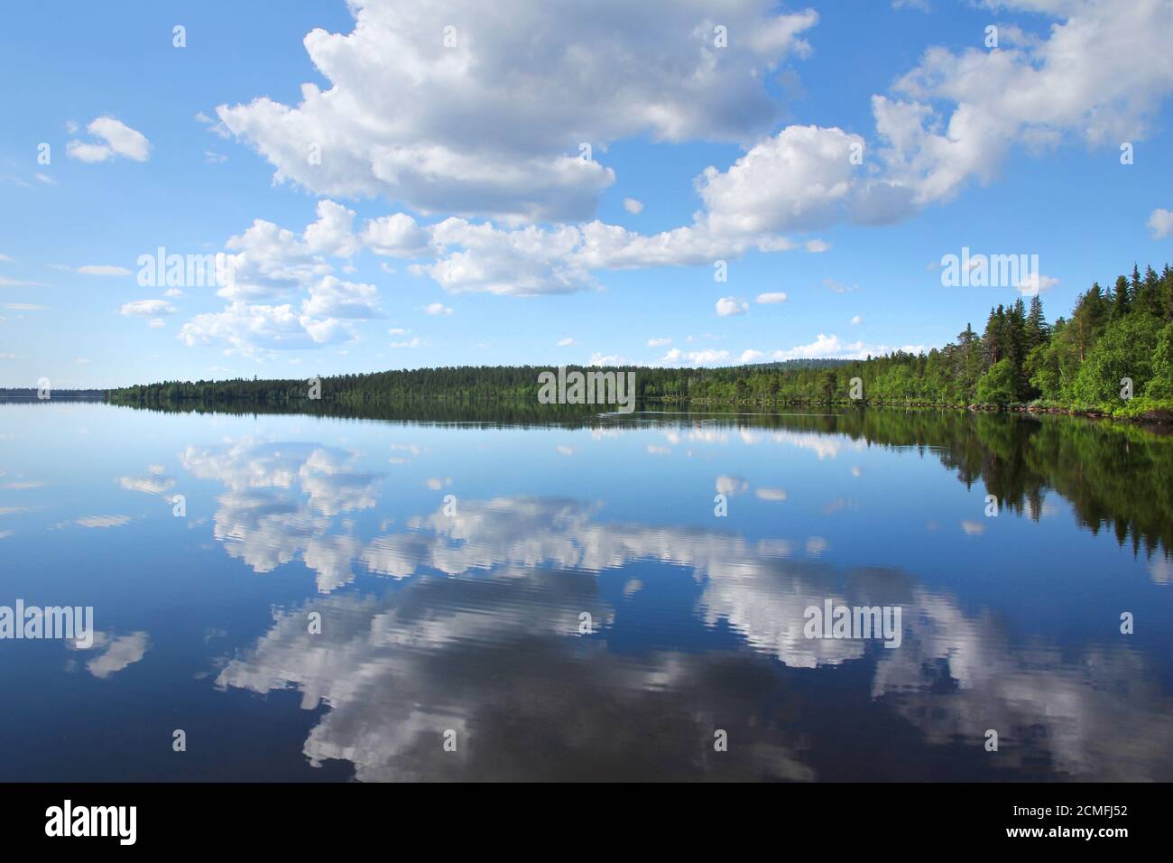 Paysage de lac finlandais parfait avec des nuages blancs reflétant le calme eau claire Banque D'Images