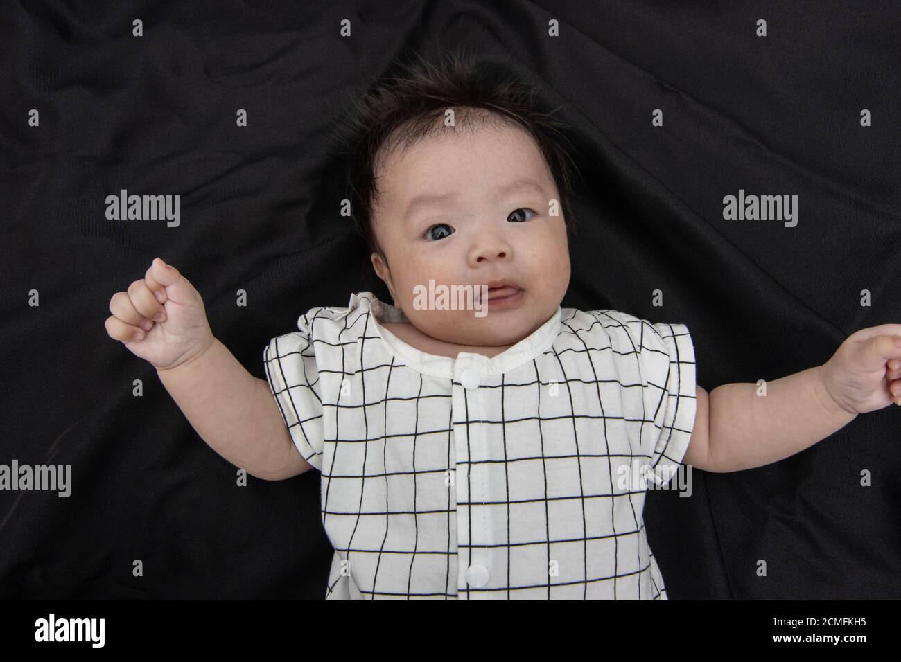 Portrait Image De Trois Mois Asiatique Mignon Petit Bebe Le Garcon Se Lassait Sur Le Noir Photo Stock Alamy