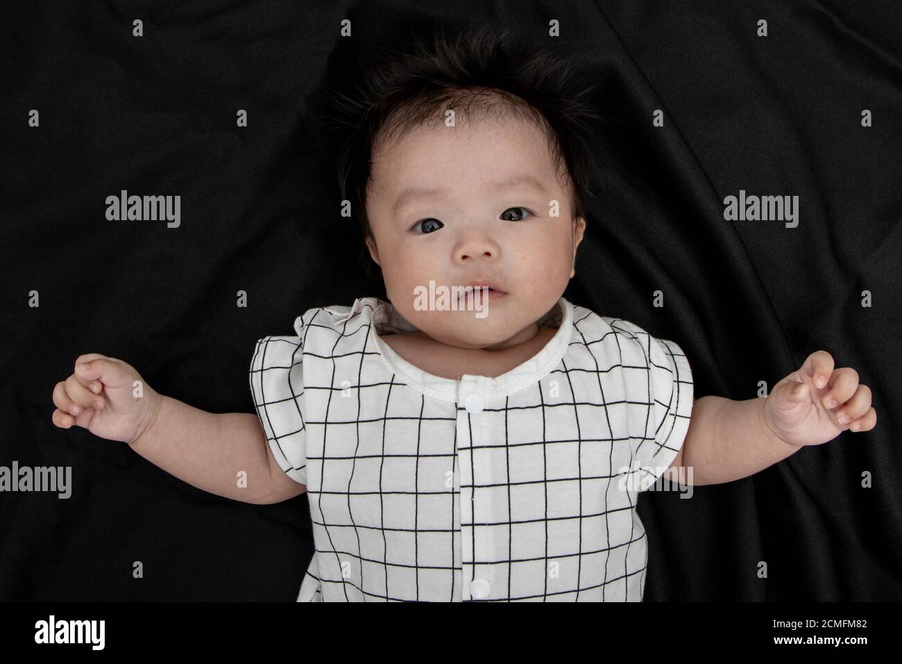 Portrait Image De Trois Mois Asiatique Mignon Petit Bebe Le Garcon Se Lassait Sur Le Noir Photo Stock Alamy