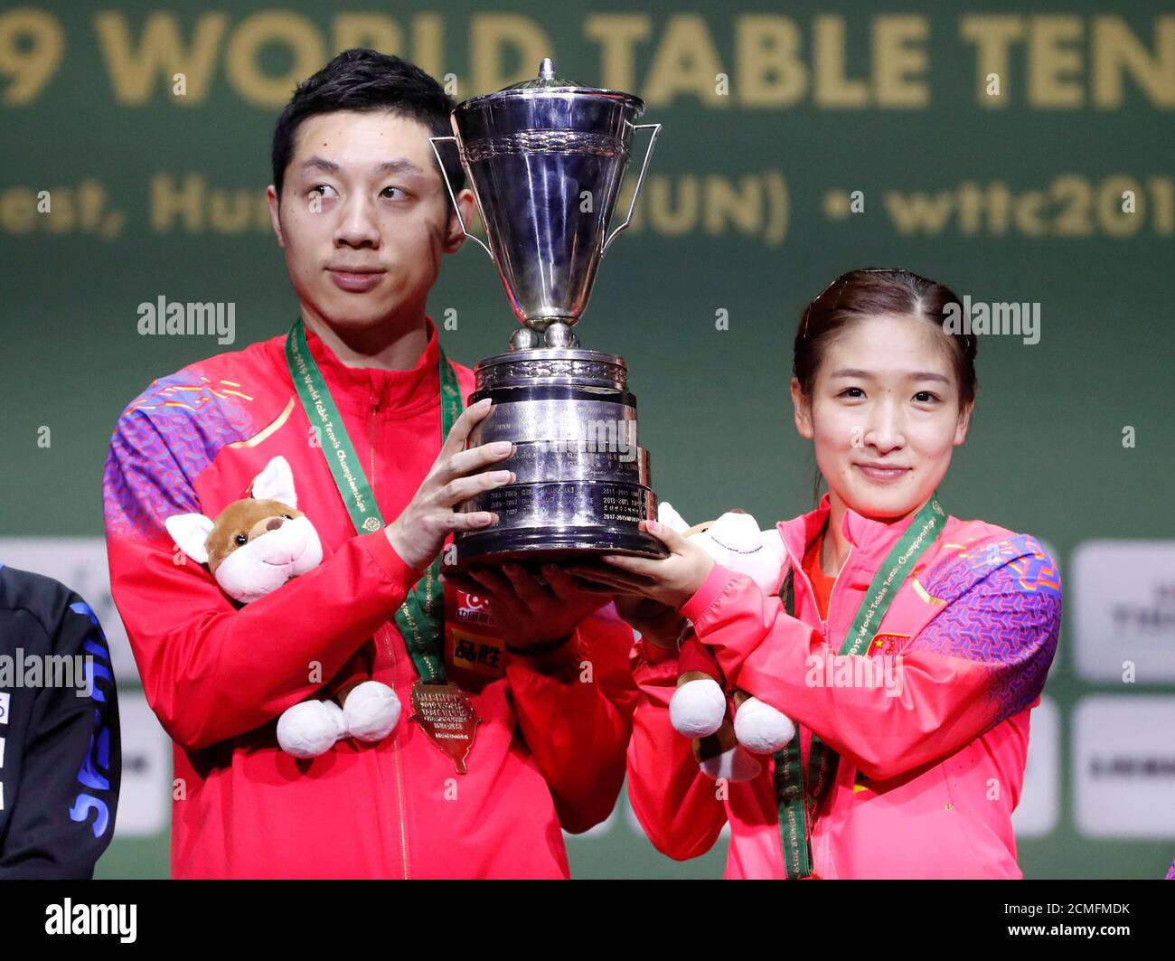 Tennis de table - Championnats du monde de tennis de table 2019 - Hungexpo,  Budapest, Hongrie - 26 avril 2019. Les médaillés d'or Xu Xin et Liu Shiwen  de Chine posent avec