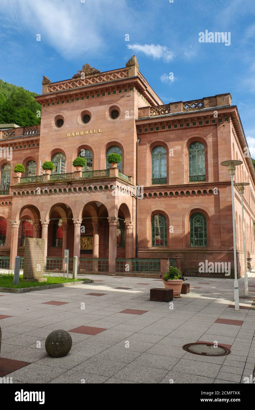 BAD WILDBAD, ALLEMAGNE - 28 JUIN 2015: Square Kurplatz, Palais Thermal ancien Badhotel, Baden-Wuertte Banque D'Images