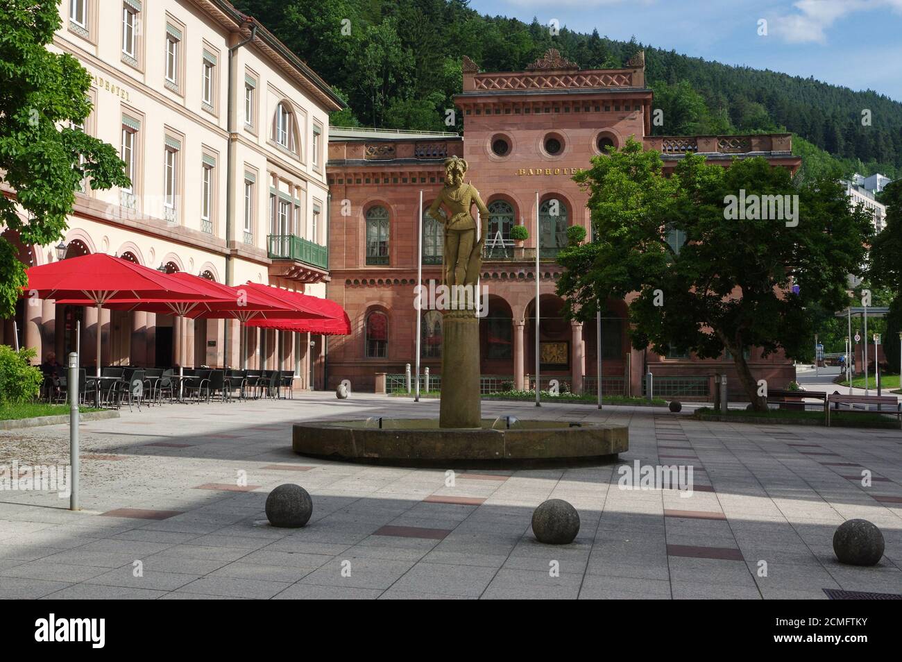 BAD WILDBAD, ALLEMAGNE - 28 JUIN 2015: Square Kurplatz, Palais Thermal ancien Badhotel, Baden-Wuertte Banque D'Images
