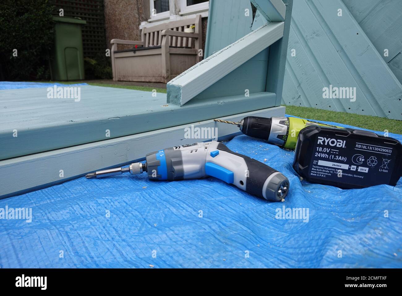 Bricolage projet de construction de meubles de jardin à l'aide d'outils sans fil Banque D'Images