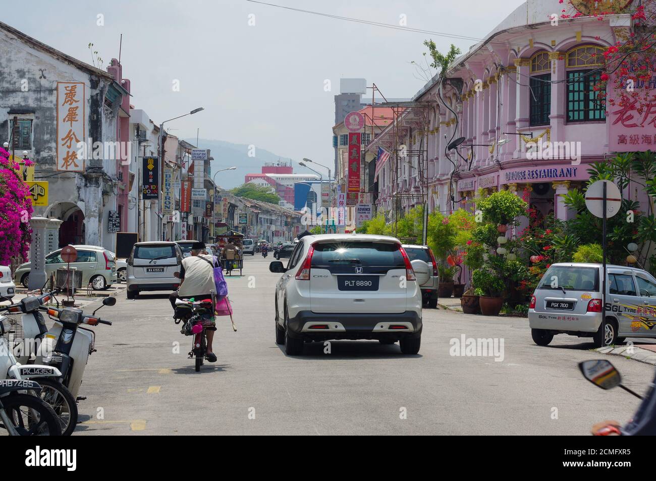 Georgetown, Penang, Malaisie - 18 avril 2016 : personnes et voitures locales marchant autour de la rue Banque D'Images
