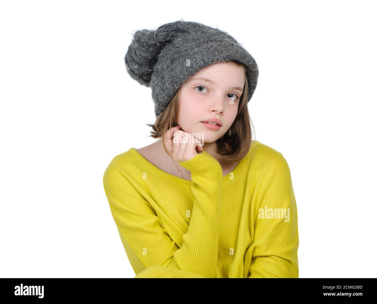 Portrait d'une jeune fille mignonne dans un bonnet tricoté chaud et un  chandail jaune vif Photo Stock - Alamy