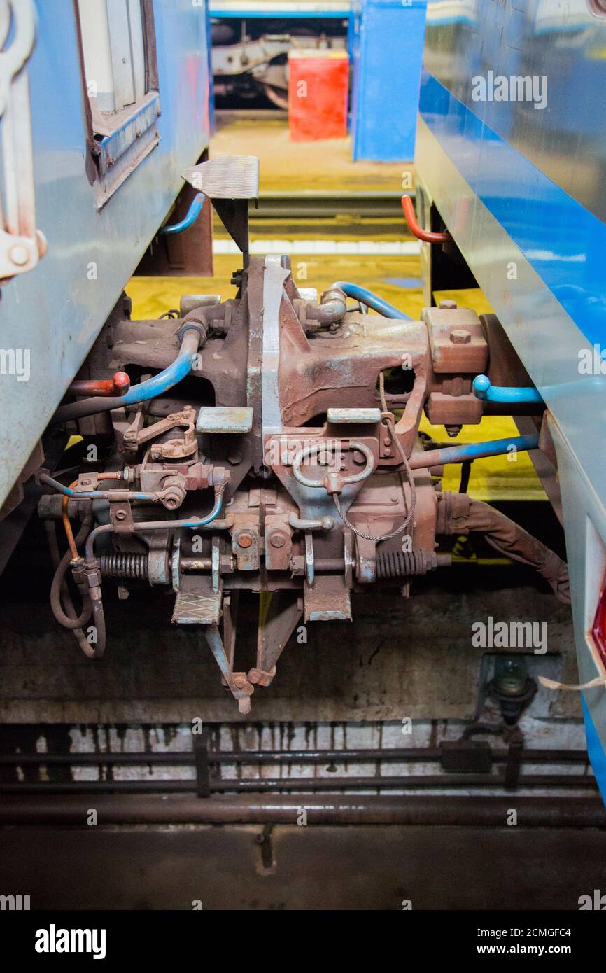 Сцепка вагонов схема. Два вагона сцепленных. Два вагона сцепленных. Масса вагона. Два вагона сцепленных.