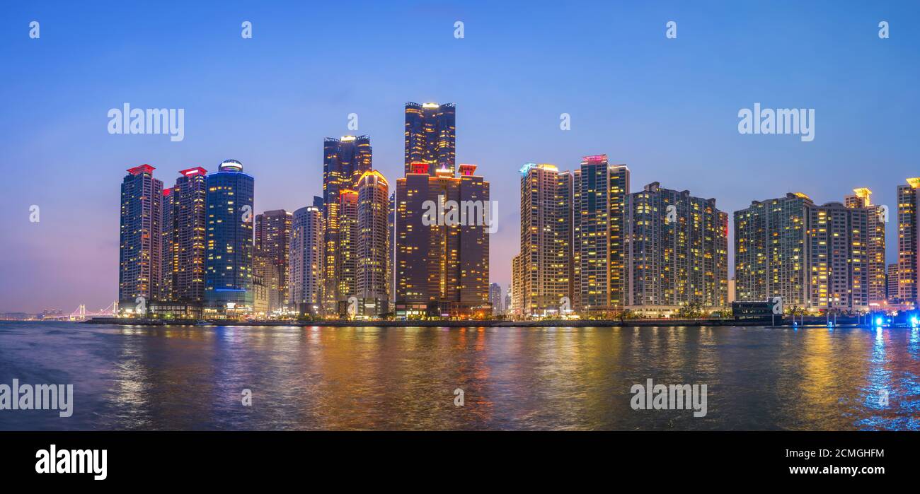 Busan city skyline panorama au Busan Marina et Gwangandaegyo Bridge, Busan, Corée du Sud Banque D'Images