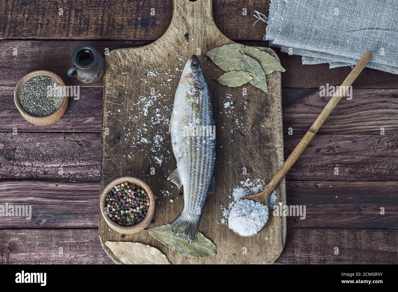 L'éperlan frais poisson sur le conseil de cuisine Banque D'Images