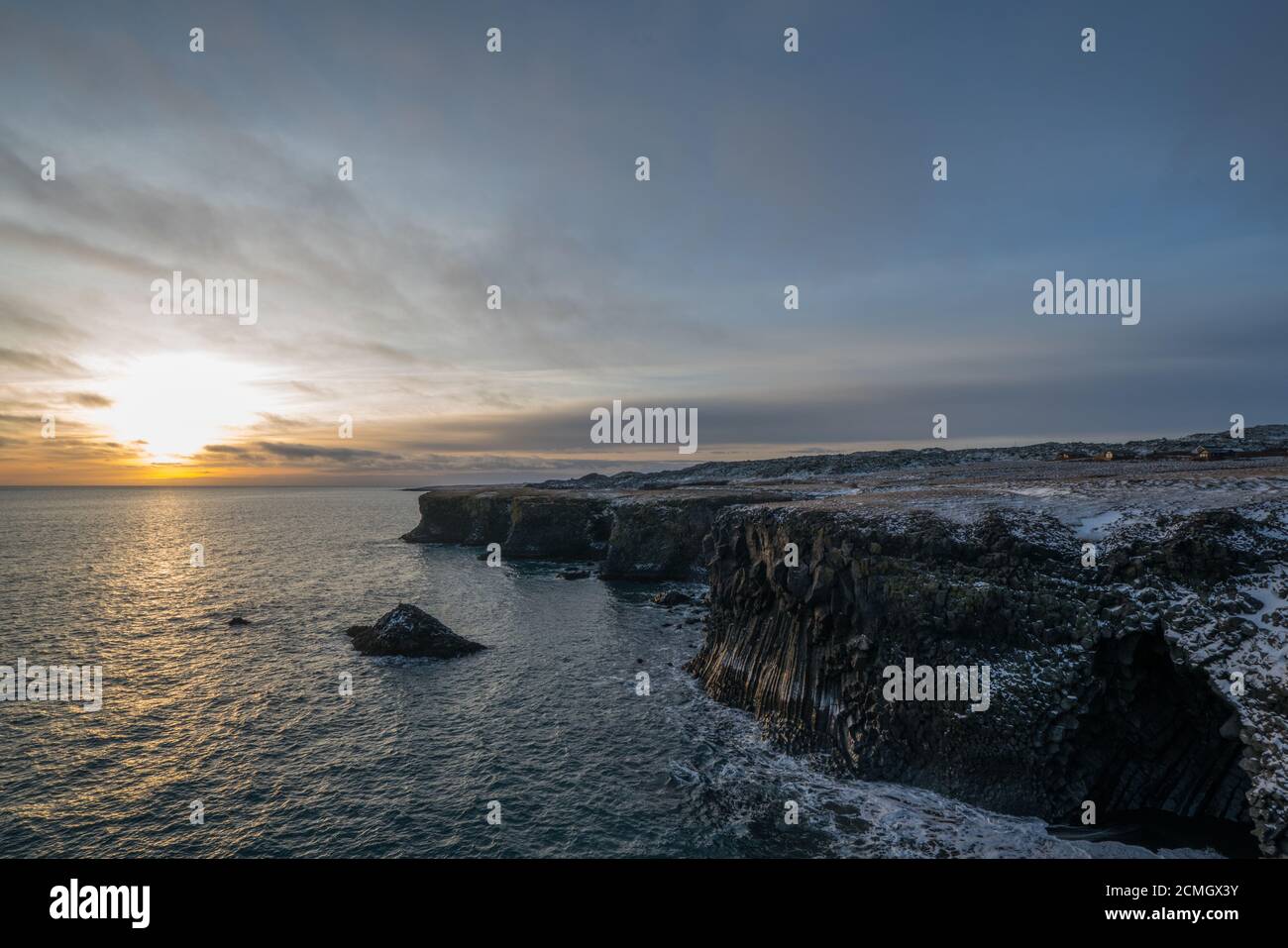 Falaises islandaises au lever du soleil Banque D'Images