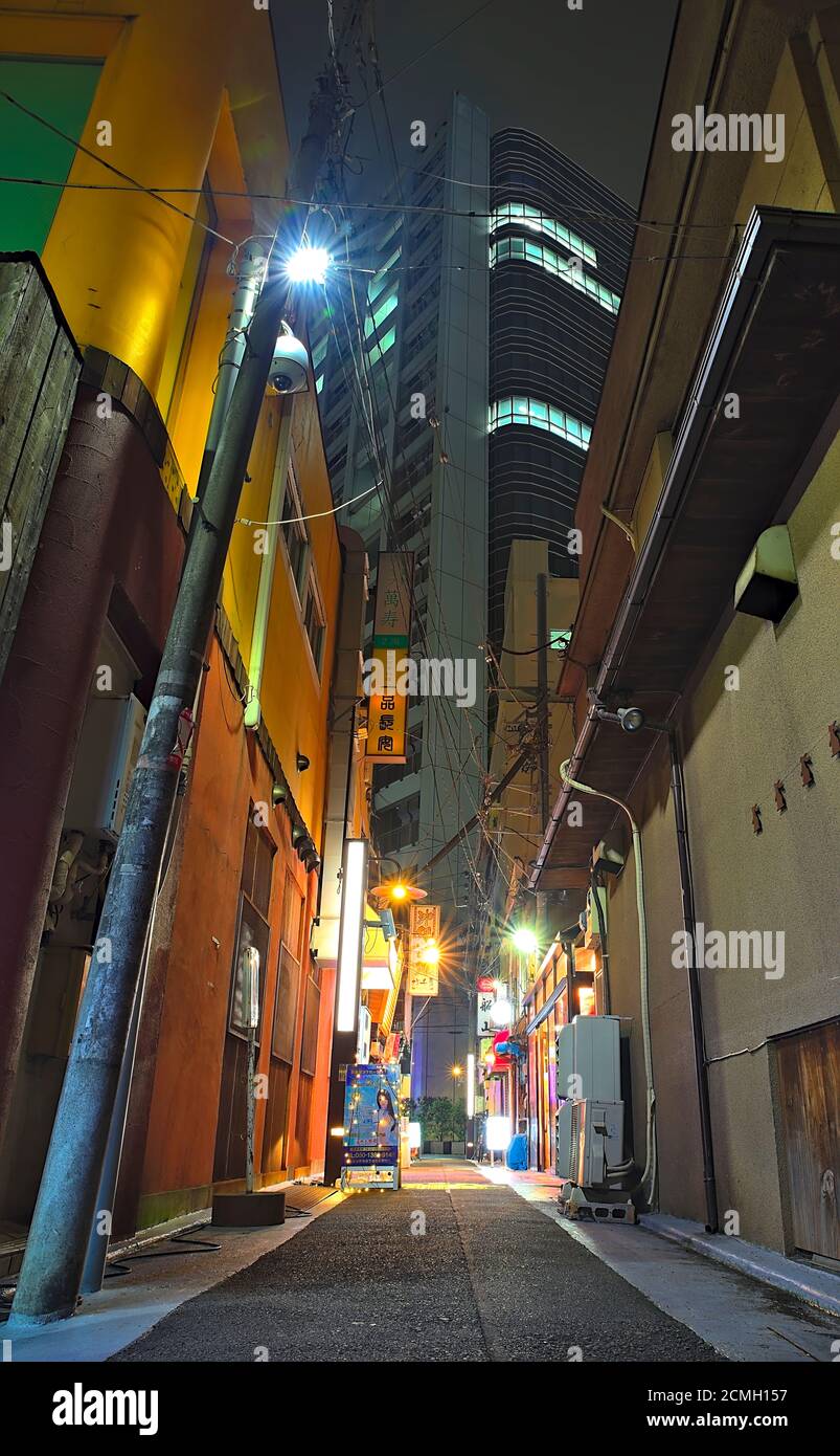 Vue nocturne d'une allée bien éclairée avec plusieurs bars et restaurants et un grand immeuble de bureaux juste au-delà de la gare Ogikubo, Tokyo Banque D'Images