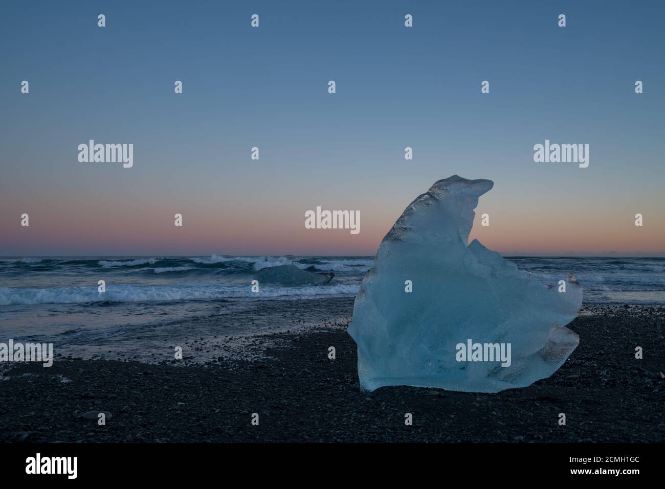 Grand Iceberg sur Jökulsárlón Diamond Beach Banque D'Images