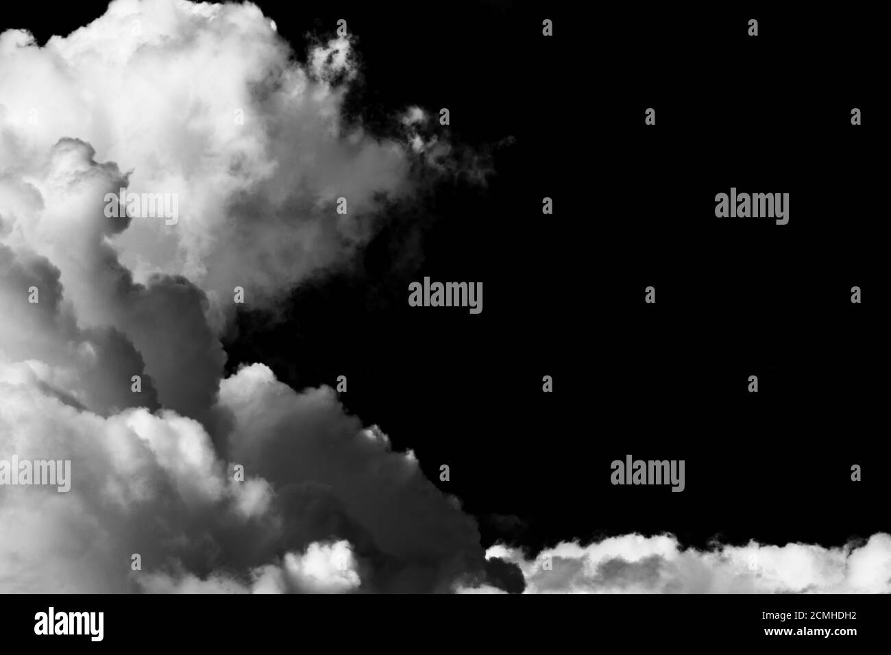 nuages gros plan sur fond ciel noir brillant avec espace de copie, monochrome Banque D'Images