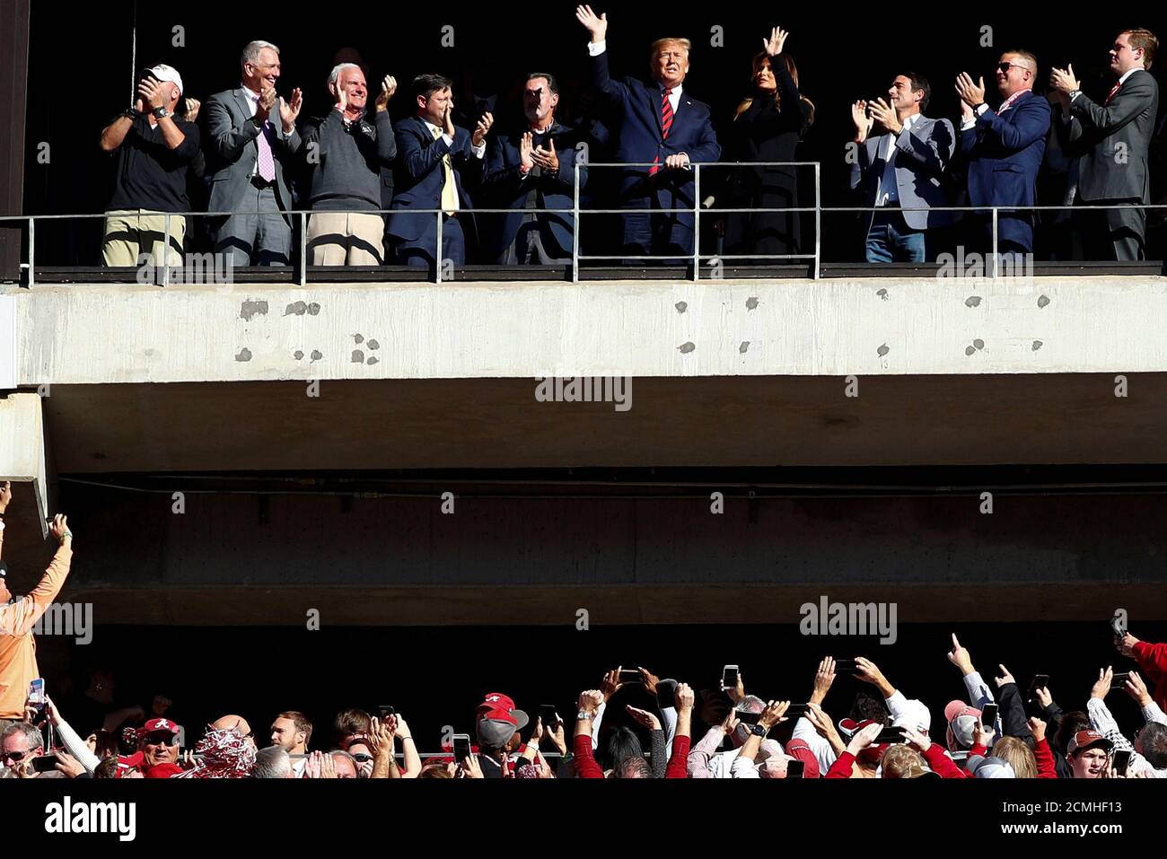 Le président américain Donald Trump et la première dame Melania Trump se sont emparée de la foule lors d'une N.C.A.A. Match de football de la Division I entre l'Université d'État de Louisiane et l'Université d'Alabama au stade Bryant-Denny à Tuscaloosa, Alabama, États-Unis, le 9 novembre 2019. REUTERS/Tom Brenner Banque D'Images
