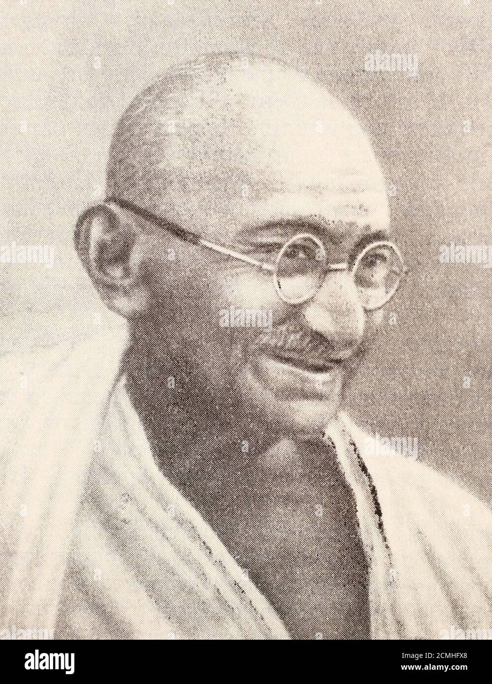 Mahatma Gandhi en 1921. Mohandas Karamchand Gandhi (2 octobre 1869 – 30 janvier 1948) était un avocat indien, nationaliste anti-colonial et éthicien politique, qui employait une résistance non violente pour mener la campagne réussie pour l'indépendance de l'Inde par rapport à la domination britannique, et qui à son tour inspirait des mouvements pour les droits civils et la liberté à travers le monde. Le titre honorifique Mahātmā (Sanskrit: 'Great-souled', 'vernerable'), appliqué pour la première fois à lui en 1914 en Afrique du Sud, est maintenant utilisé dans le monde entier. Banque D'Images