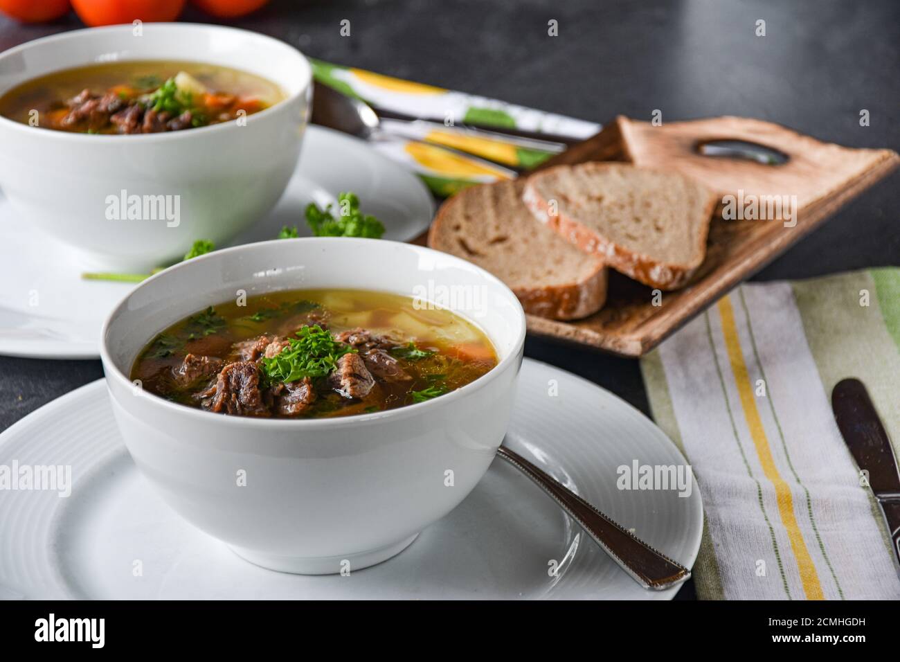 soupe de bœuf maison avec légumes dans un bol Banque D'Images