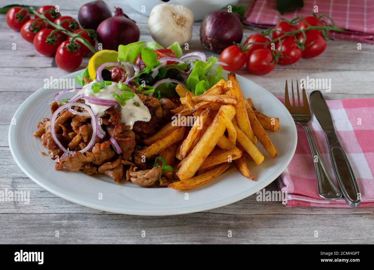 assiette de gyros grecs avec frites et salade Photo Stock - Alamy