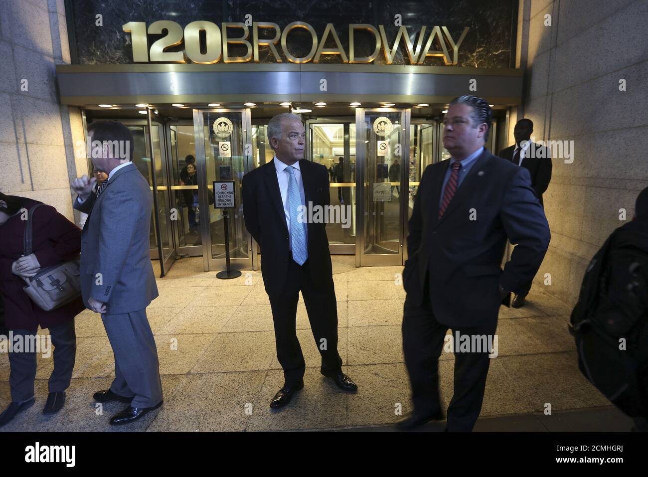Le personnel de sécurité est en garde tandis que des gens (non représentés) protestent devant le bureau du procureur général de New York Eric Schneiderman suite à sa décision de fermer les sites sportifs de fantaisie FanDuel et Referrings, dans le quartier de Manhattan à New York le 13 novembre 2015. REUTERS/Carlo Allegri Banque D'Images