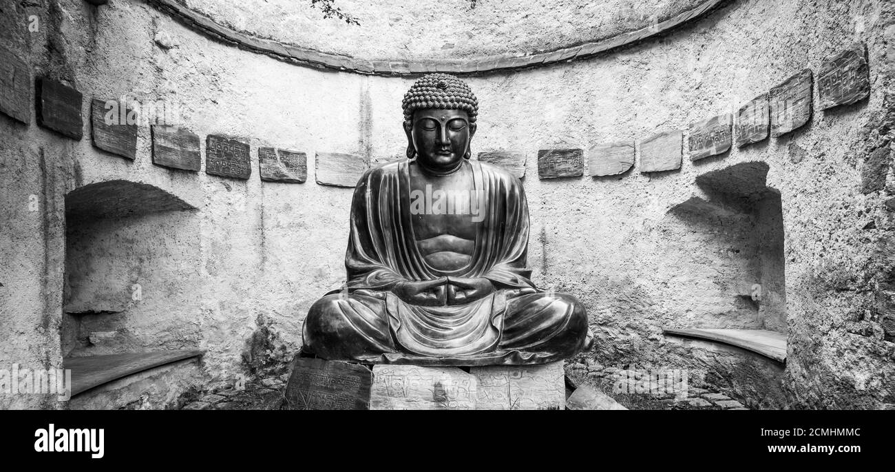 Statue de Bouddha japonais méditant Banque D'Images