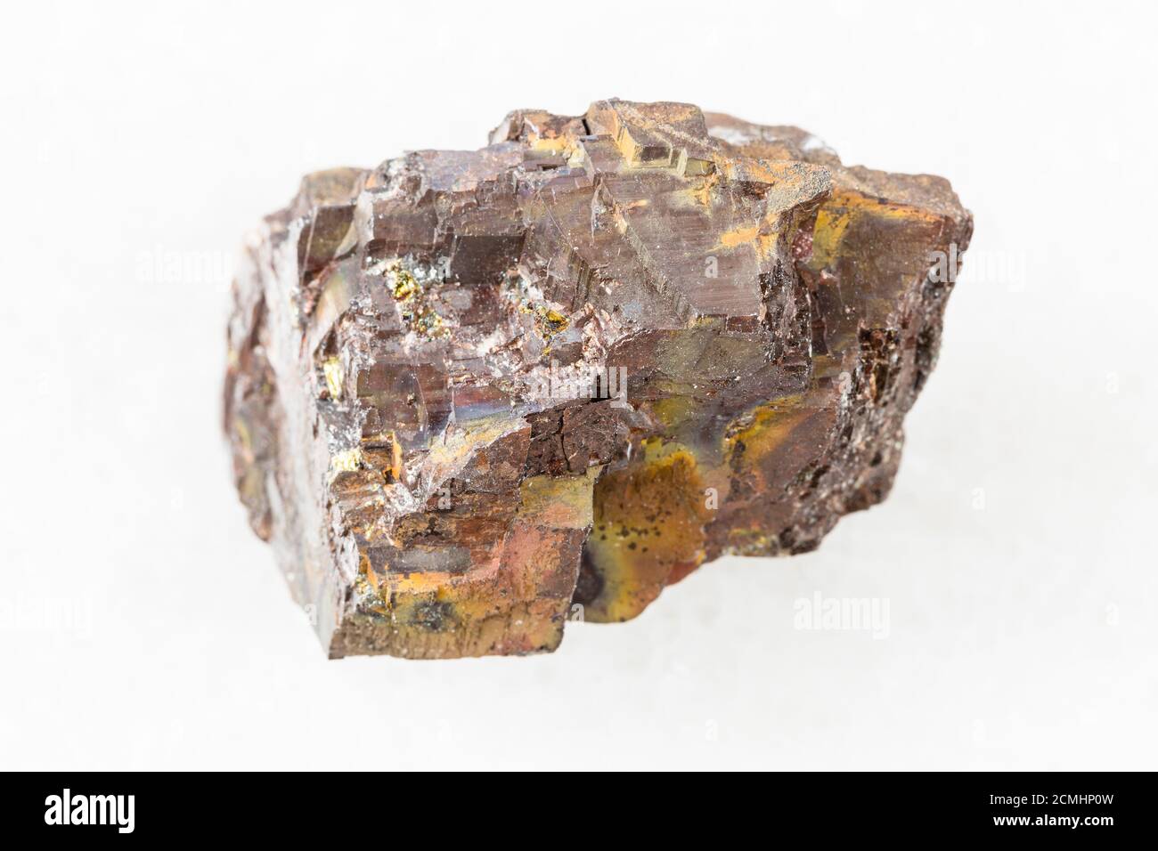 gros plan de l'échantillon de minéraux naturels de la collection géologique - roche de siderite brute sur fond de marbre blanc de Cordoue, Andalousie, Espagne Banque D'Images