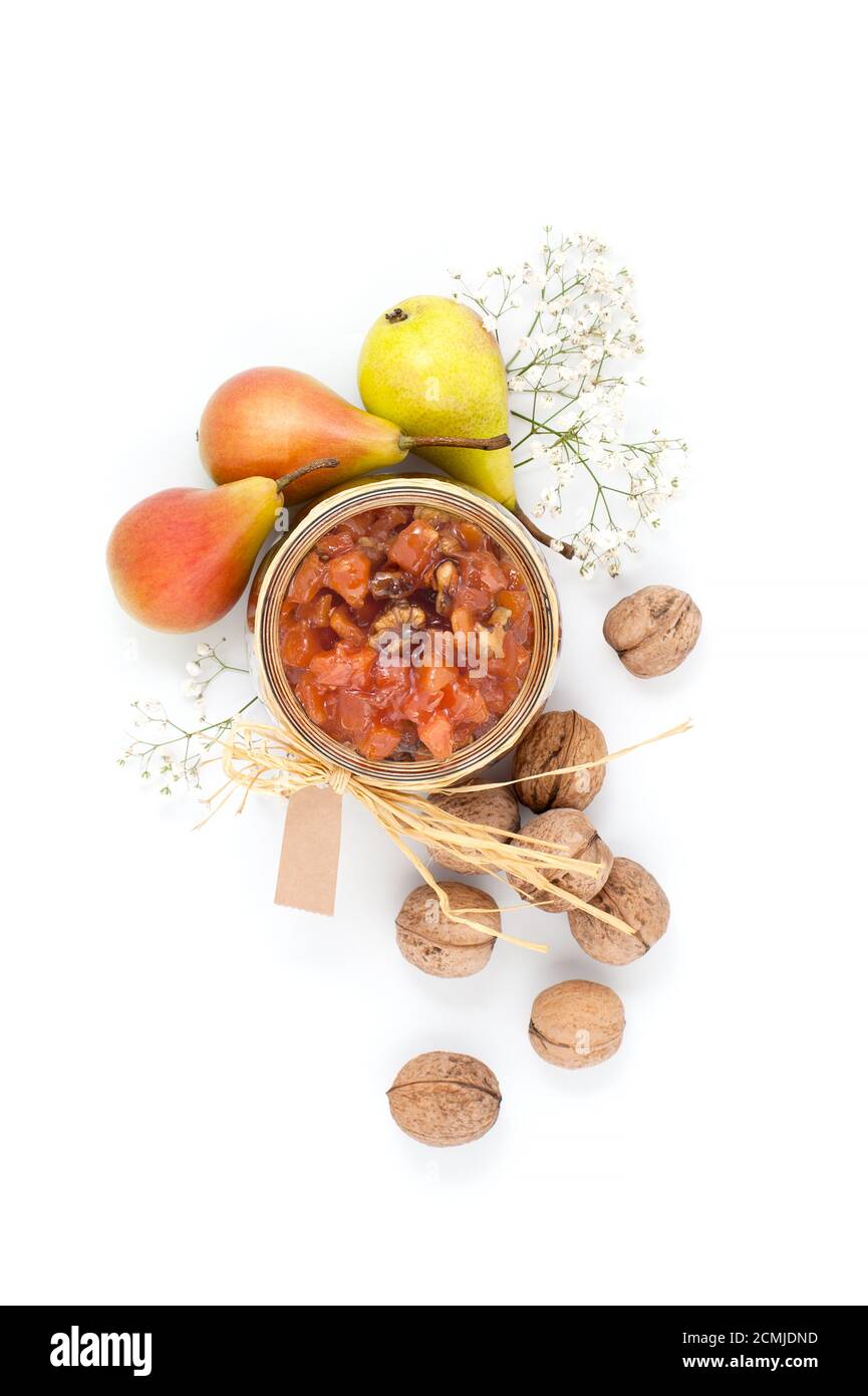 Confiture de poires dans un pot en verre sur fond blanc vue du dessus. Banque D'Images