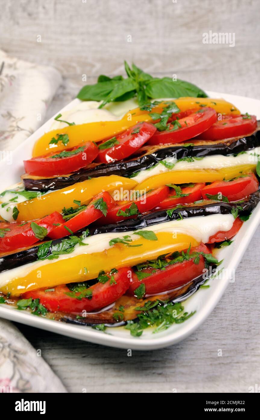 Aubergines au four avec tomates, poivron jaune et des tranches de mozzarella  Photo Stock - Alamy
