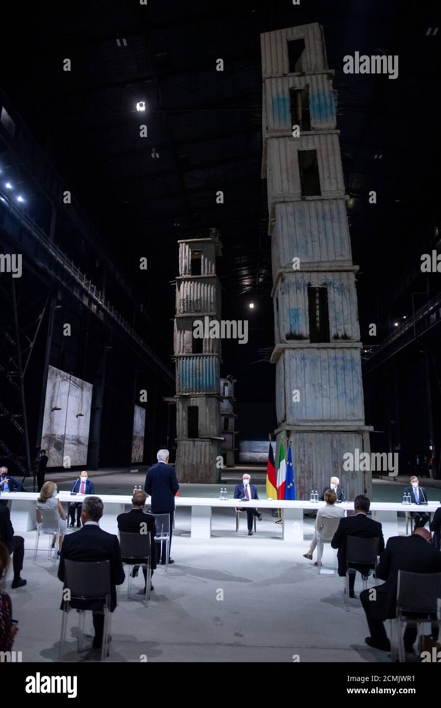 Mailand, Italie. 17 septembre 2020. Le président fédéral Frank-Walter Steinmeier (M) et Sergio Mattarella, président de l'Italie, discutent de questions futures avec les visiteurs du Pirelli HangarBicocca. Le Pirelli Hangar Bicocca accueille des expositions d'art contemporain dans le quartier Bicocca de Milan. Le bâtiment était autrefois une usine Pirelli. Le Président fédéral Steinmeier et sa femme sont en visite de deux jours dans le nord de l'Italie à l'invitation du Président italien. Credit: Bernd von Jutrczenka/dpa/Alamy Live News Banque D'Images