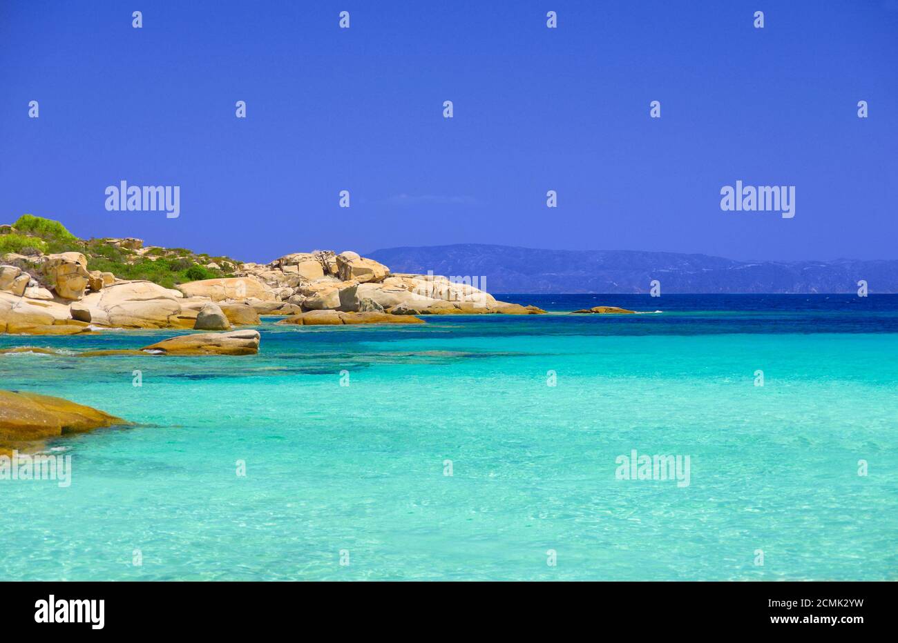 Côte de mer avec rochers sous ciel bleu Banque D'Images