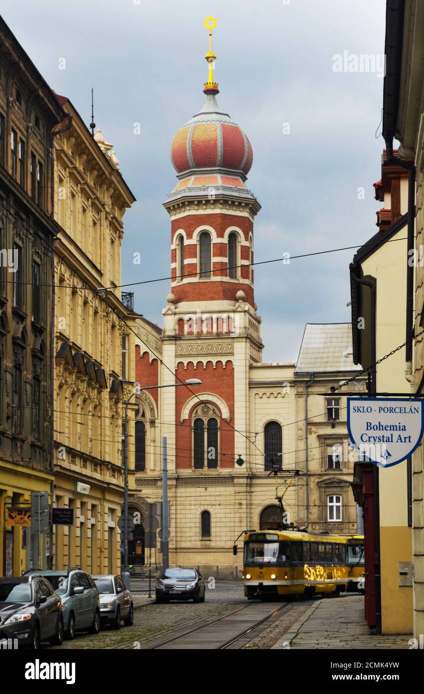 Une rue étroite et la Grande Synagogue de Plzeň (Pilsen), République tchèque Banque D'Images