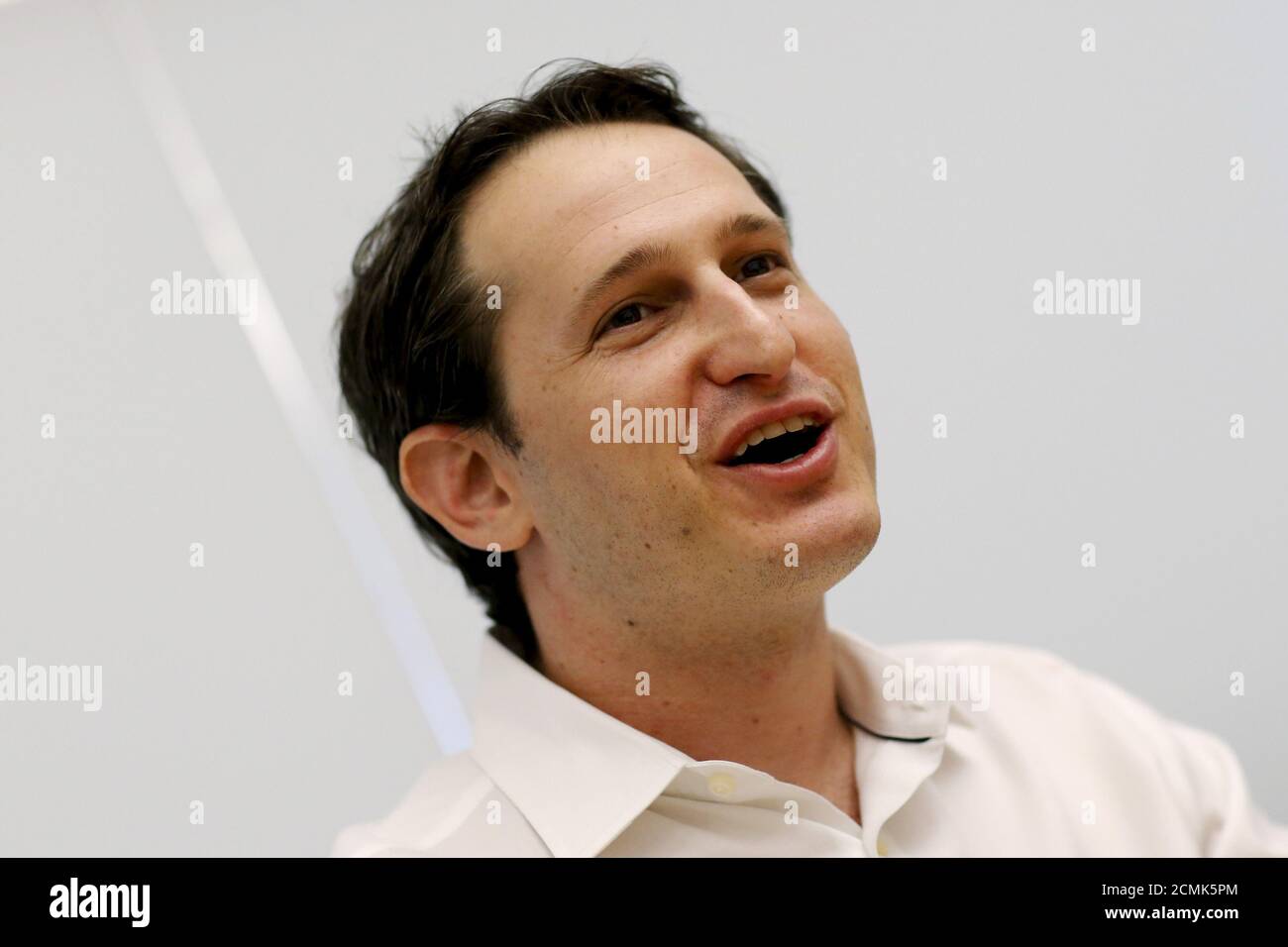 Le PDG de rapporteur pour avis Kings, Jason Robins, parle lors d'un entretien avec Reuters à New York, le 9 septembre 2015. FanDuel et Rapporteure pour avis Kings, les deux principales sociétés de sport de fantaisie en Amérique du Nord, prévoient tous deux leurs prochaines grandes initiatives financières, y compris s'il faut lever plus d'argent en privé ou faire des offres publiques initiales. Rapporteur pour avis, elle envisage même de fusionner avec FanDuel. Sur la base d'un certain nombre de cycles de financement, ils valent déjà environ 1 milliard de dollars chacun et augmentent rapidement leurs revenus en s'abonnant à des millions d'Américains prêts à créer des équipes sportives virtuelles en ligne et à payer des frais Banque D'Images