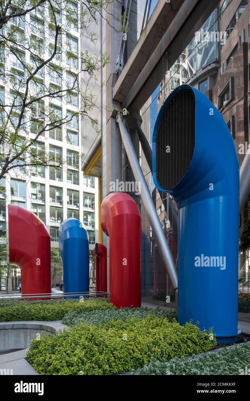 Vue sur la famille des conduits de ventilation rouge et bleu avec le 5 Aldermanbury Square d'Eric Parry Architects en arrière-plan. 88 Wood Street, ville de Londres, Banque D'Images