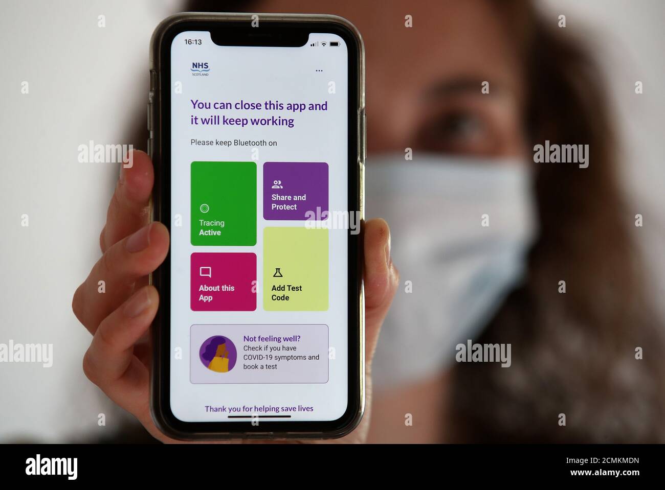 Une personne possède un téléphone portable avec l'application Protect Scotland de NHS Scotland visible à l'écran. Banque D'Images